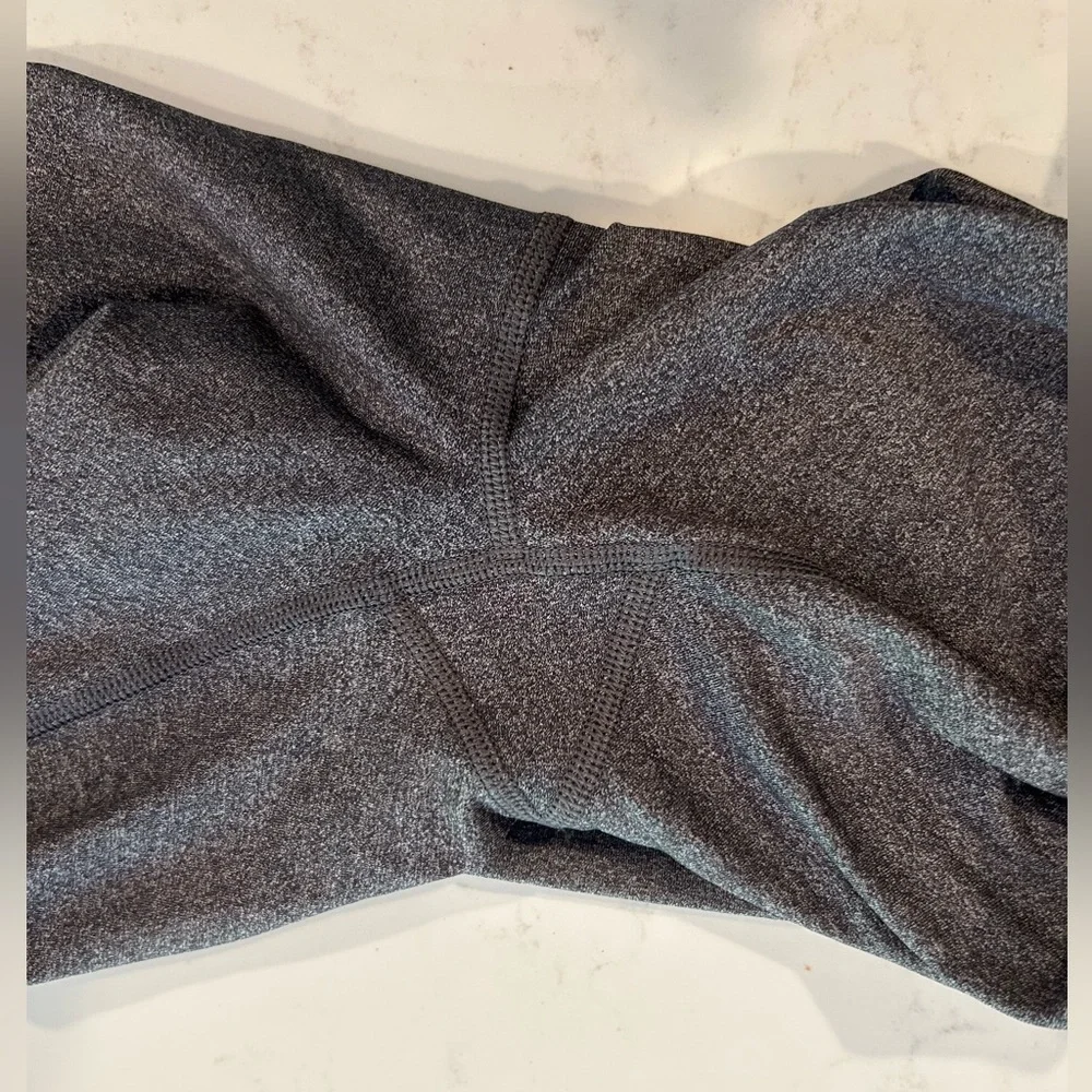 Lululemon Wunder Under Crop, Size 6 - Picture 8 of 9